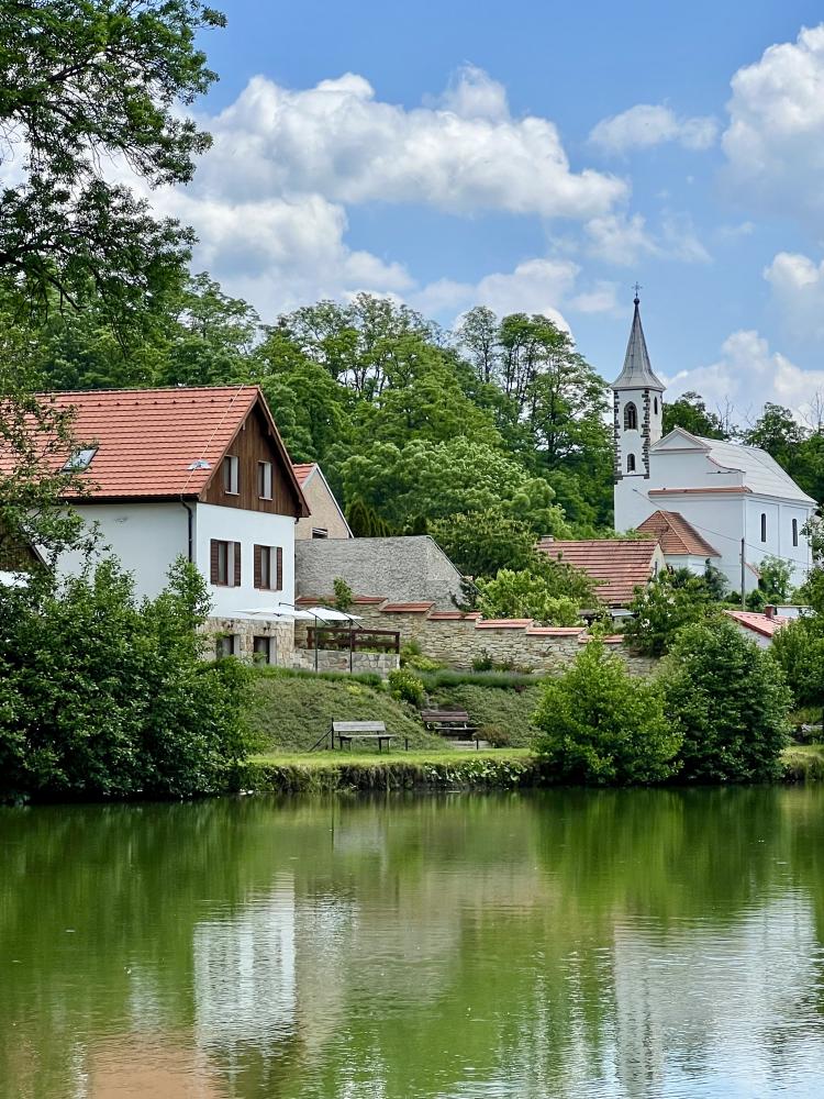 Chalupa nad rybníkem